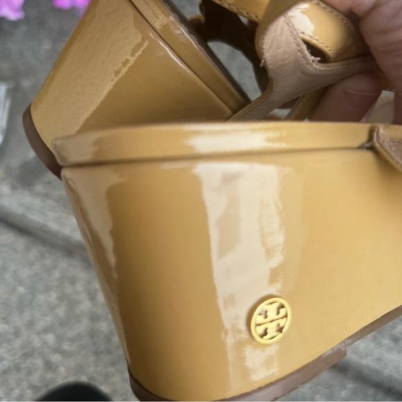 Tory Birch Abena Wedge Platform Sandals 8.5M Nude Patent Leather Gold Hardware - Picture 13 of 16